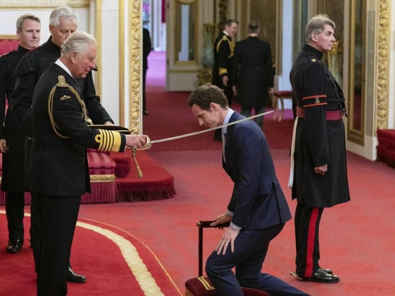 Prinz Charles verleiht Andy Murray die Ritterwürde. Foto: Dominic Lipinski/PA/AP