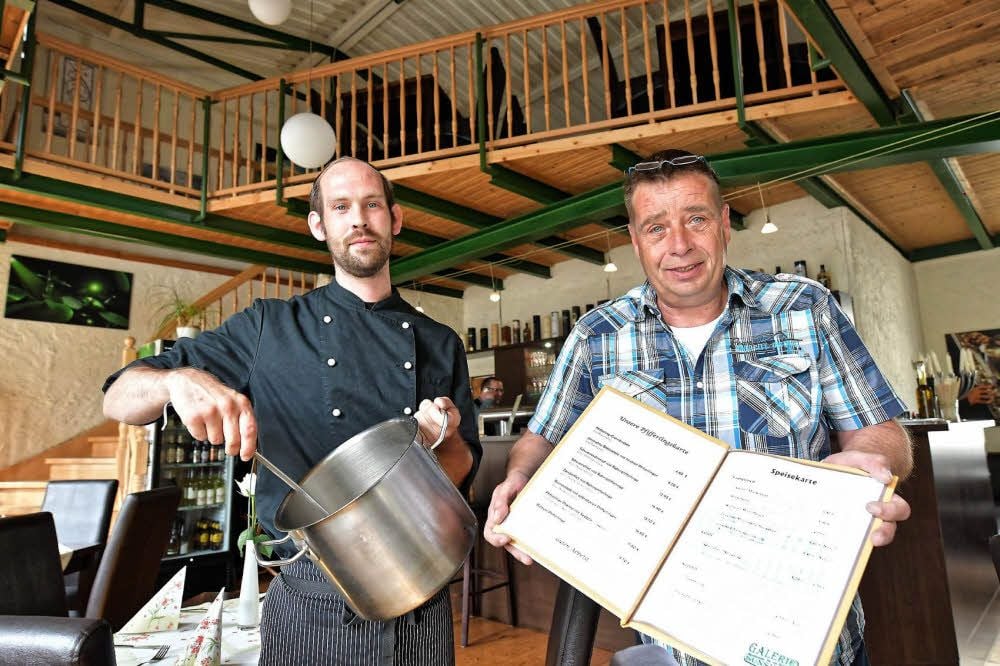 Betreiber Uwe Hoppe (r.) und Koch Thomas Hollendung kümmern sich in der „Galerie Sunshine“ um das Wohl der Gäste.