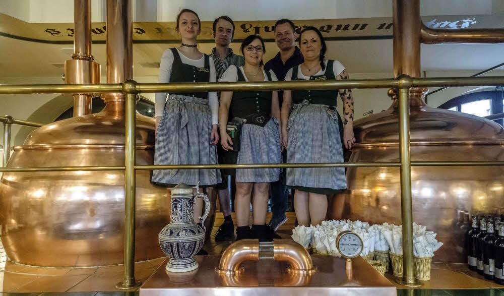 Das Team des Wittenberger Brauhauses bewirtete die Band Rammstein, die der Lutherstadt im September einen Besuch abstattete.