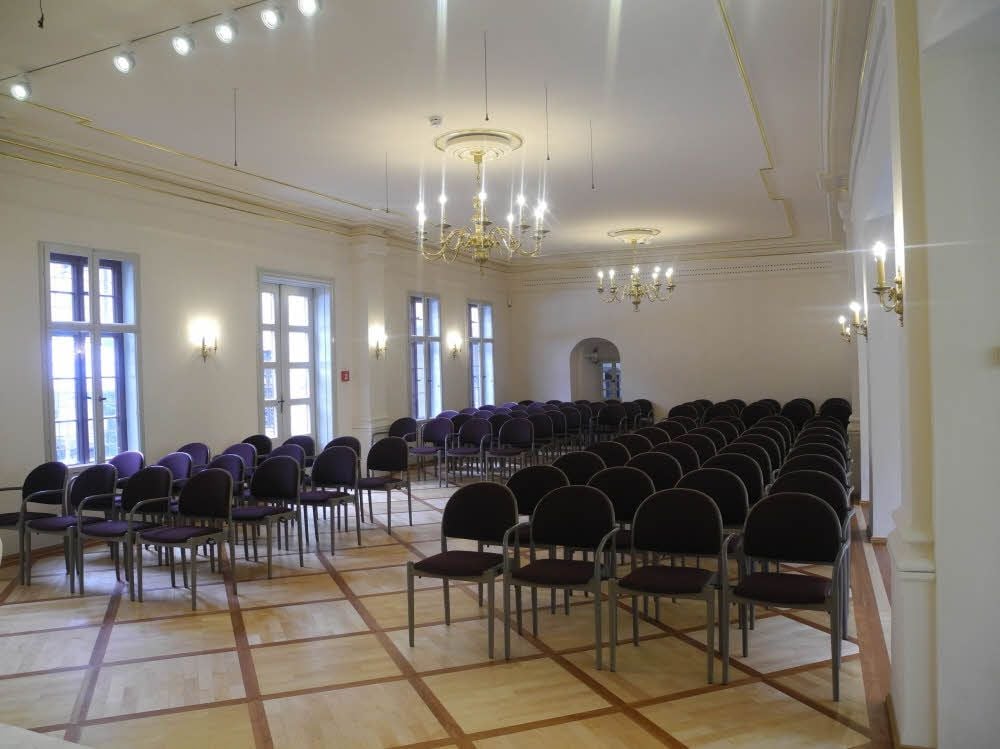 Die 145 durchgessenen Stühle im Saal sind frisch gepolstert.