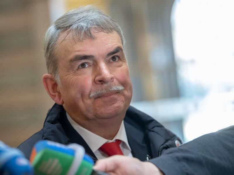 Kläger Gustl Mollath unterhält sich vor Prozessbeginn mit Journalisten. Foto: Peter Kneffel