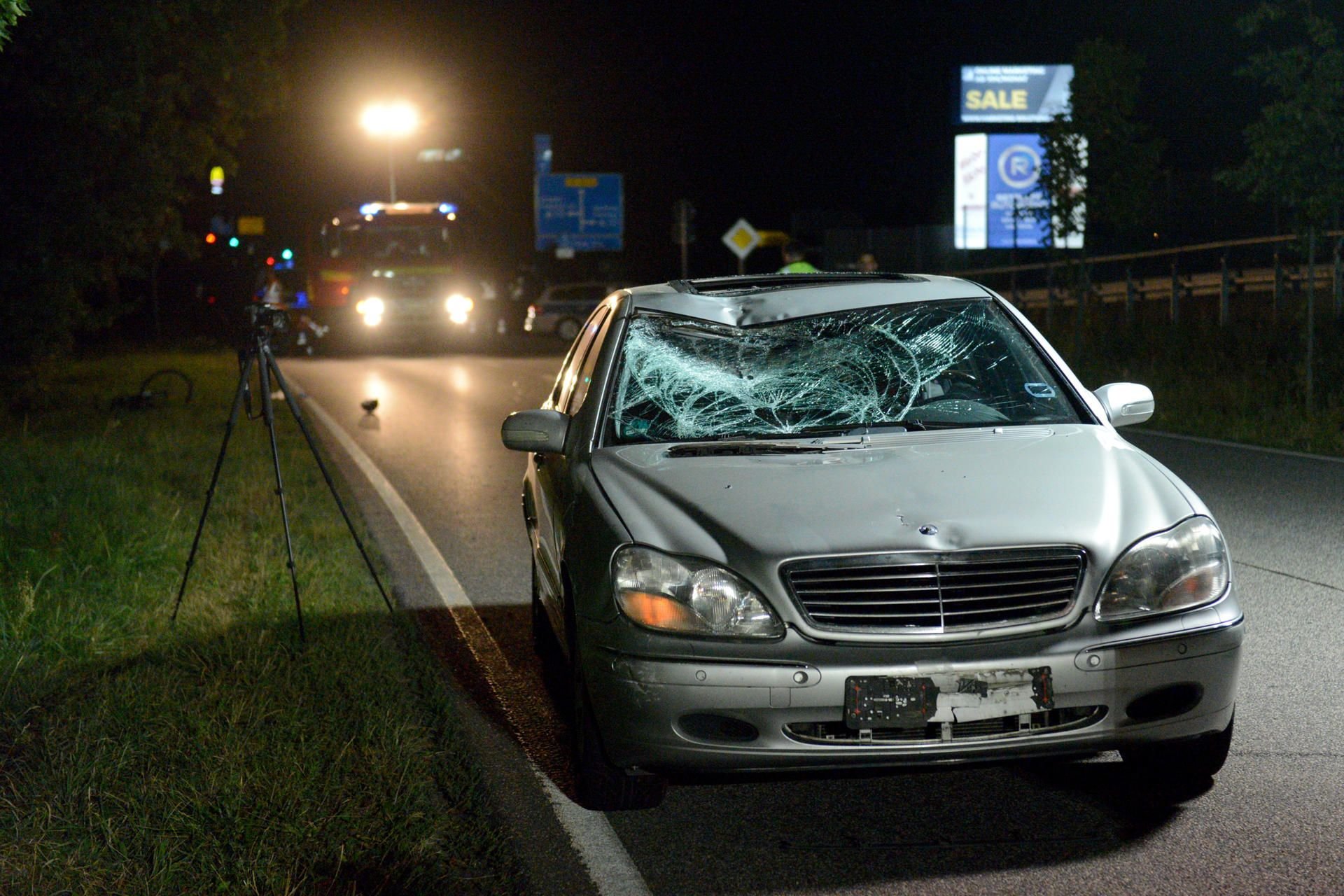 Ahrensfelde: Ein Unfallwagen steht nach einem Zusammenstoß mit einem Radfahrer auf der Bundesstraße 158