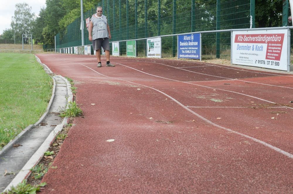 Platzwart Mike Möckel kontrolliert fast täglich den Zustand der Tartanbahn und des Rasenplatzes im Stadion an der Rüsternbreite.
