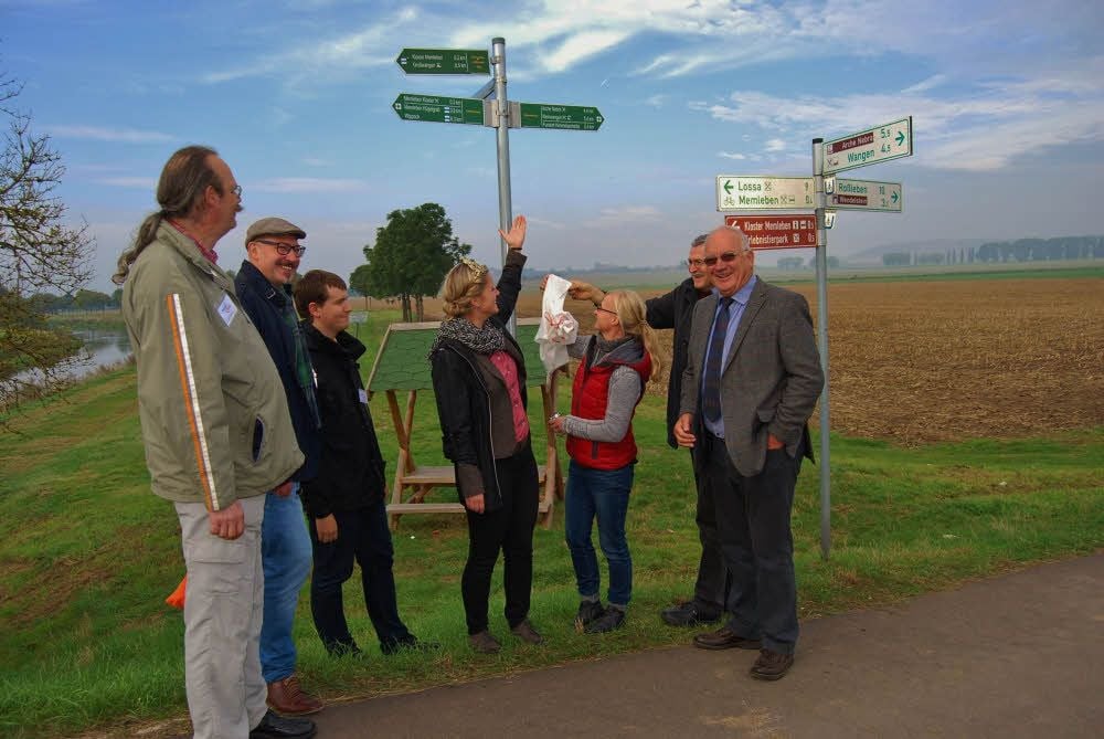 Vom Unstrutradwanderweg zweigt ein reizvoller Weg zur Arche Nebra ab. Dieser wurde auf Initiative der Interessengemeinschaft (IG) Unstrutbahn neu ausgeschildert und könnte irgendwann den Bahnhaltepunkt in Wangen mit einem von der IG angestrebten Bahnhalt bei Memleben verbinden.
