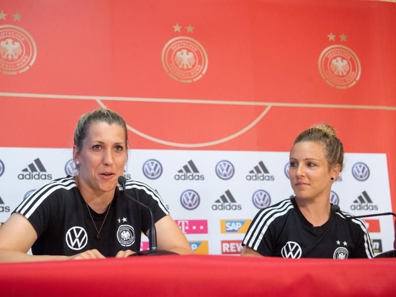 Die Nationalspielerinnen Verena Schweers (l) und Svenja Huth bei der DFB-Pressekonferenz in Grenoble. Foto: Sebastian Gollnow