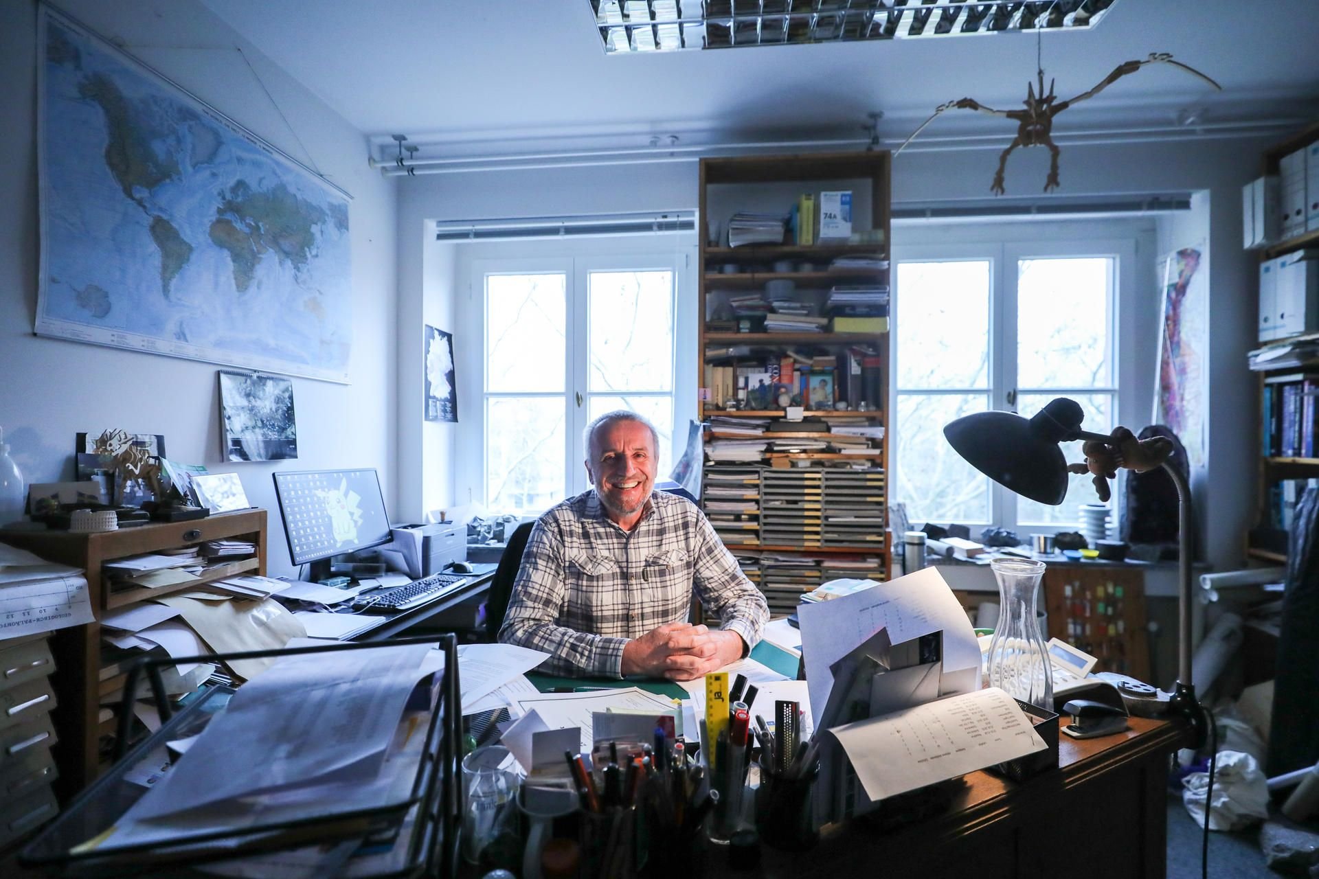 Thomas Degen, Sammlungsleiter einer der ältesten Meteoritensammlungen Deutschlands, sitzt in seinem Büro in der Universität Halle.