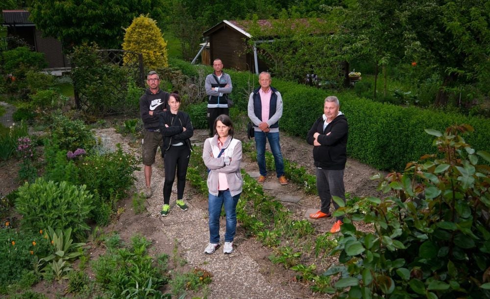 Sie sind Pächter und sorgen sich um ihre Gärten an der Weißen Elster in Ammendorf (von links): Udo und Nicole Brautzsch, Sabine Schmidt, Ronny Brockhaus, Martin Schmidt und Lutz Balthasar.