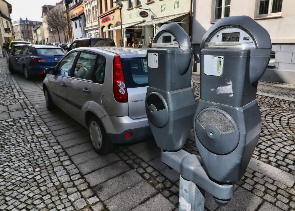 In der Bahnhofstraße in Sangerhausen stehen mehrere Parkuhren.