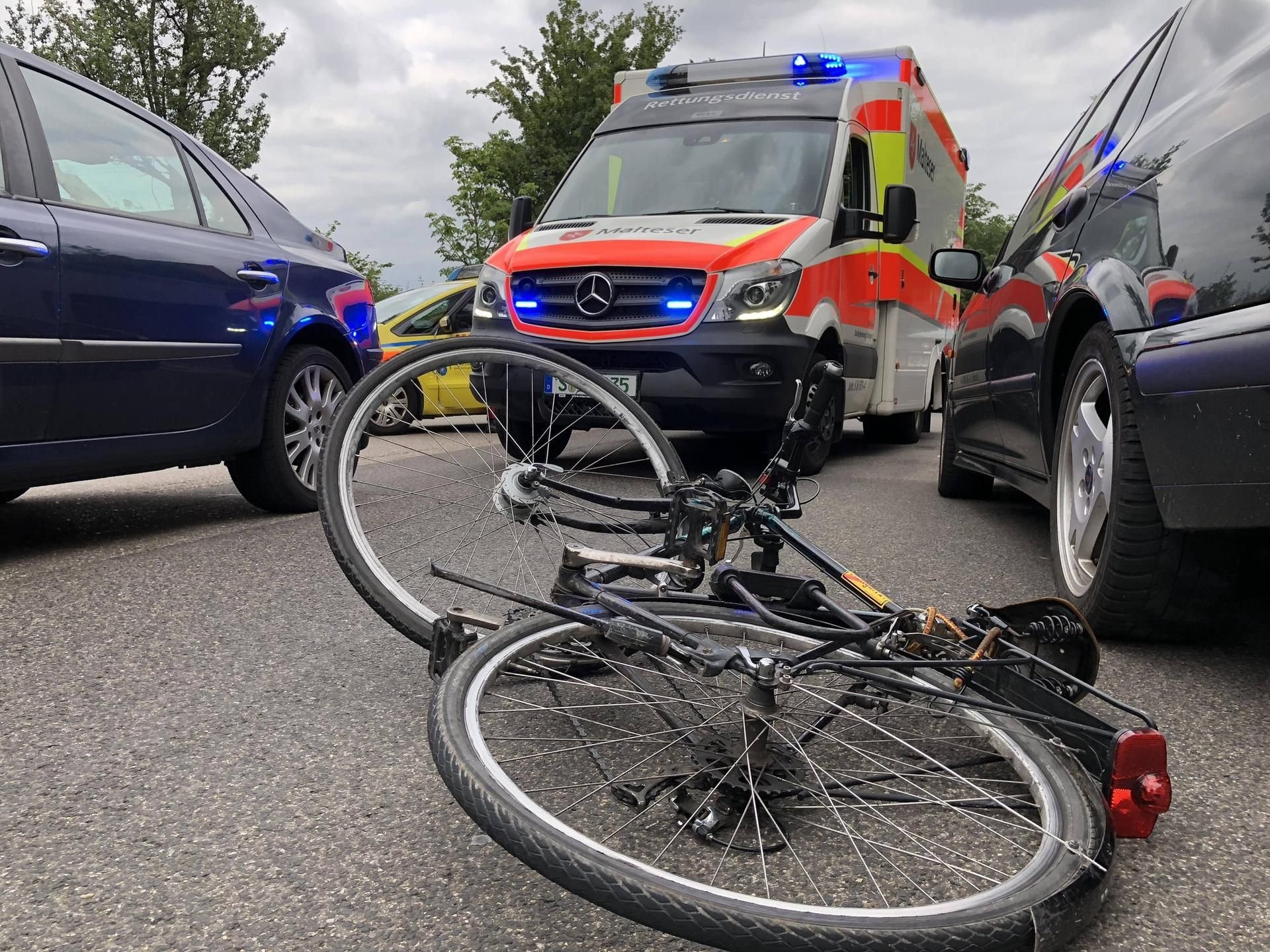 Ein Fahrrad liegt nach einem Unfall mit einem Pkw auf der Straße. (Symbolbild)