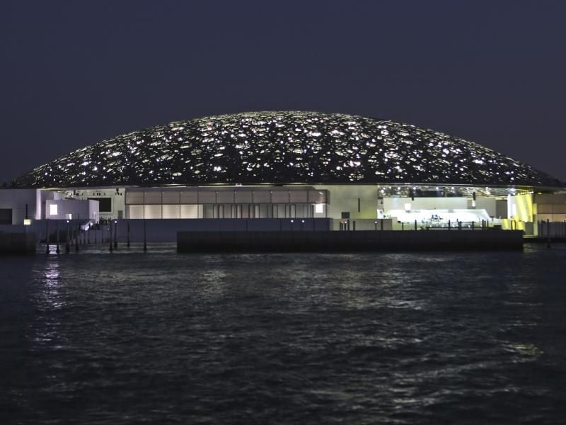 Der Louvre Abu Dhabi bei Nacht. Foto: Kamran Jebreili