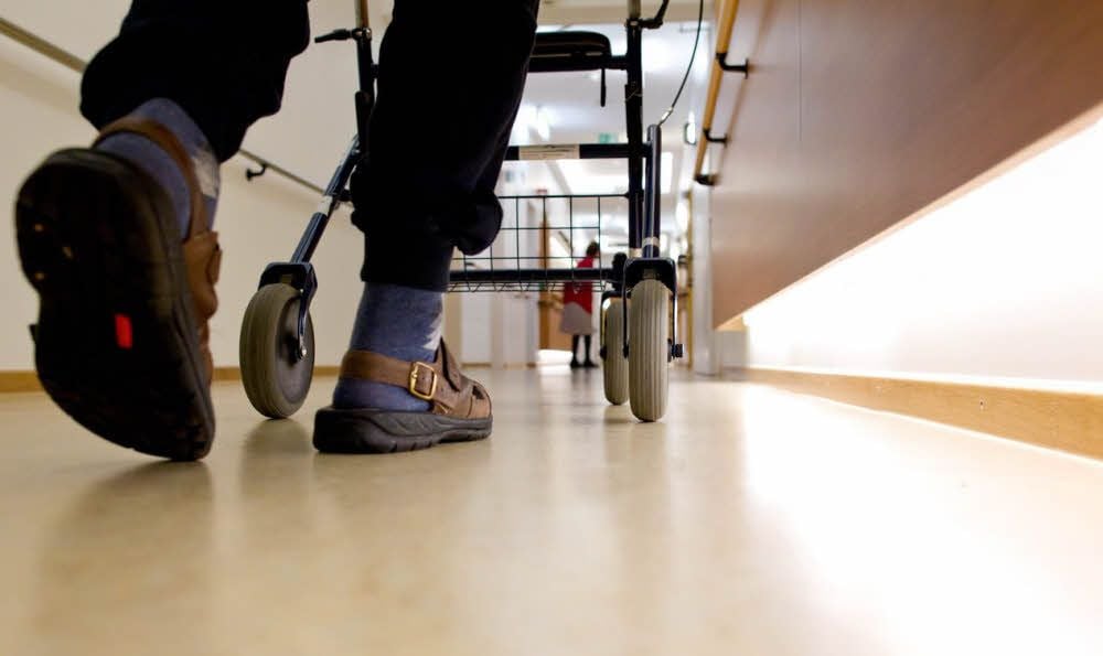 Die Seniorin ist auf ihren Rollator angewiesen.