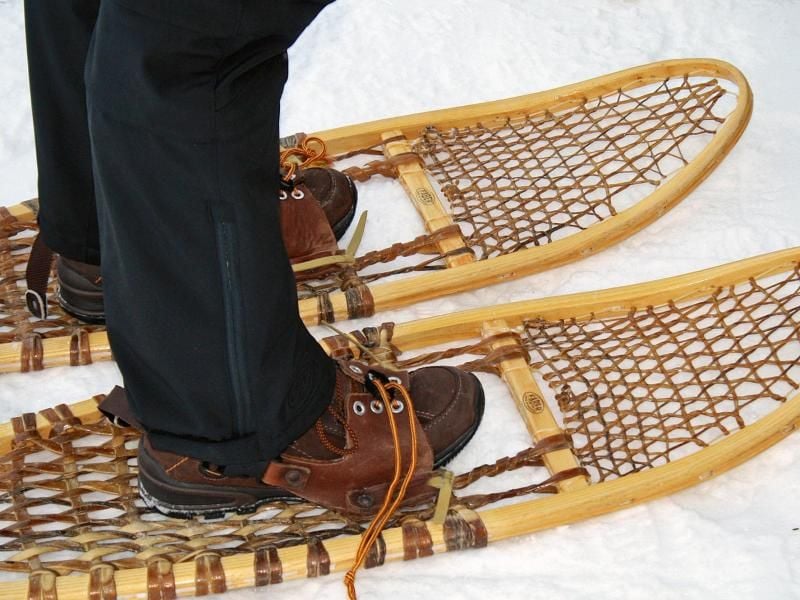 Es müssen nicht unbedingt die alten zwei Meter langen Schneeschuhe mit Holzring sein. Wer sich moderne Exemplare besorgen möchte, sollte lieber eine Größe kleiner wählen. Foto: Jörg Michel