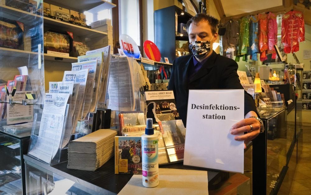 Stefan Lorenz trägt den passenden Mundschutz: Darauf abgebildet sind Cover der Alben der Band..