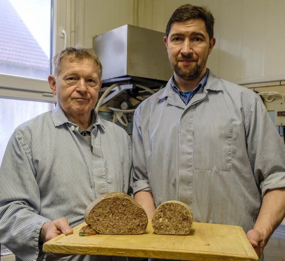 Gottfried und Andreas Wildgrube stellen einmal im Jahr Haggis, eine schottische Spezialität - gefüllter Schafsmagen - für einen besonderen Abend im Rittergut Buro und auch Burgliebenau her.