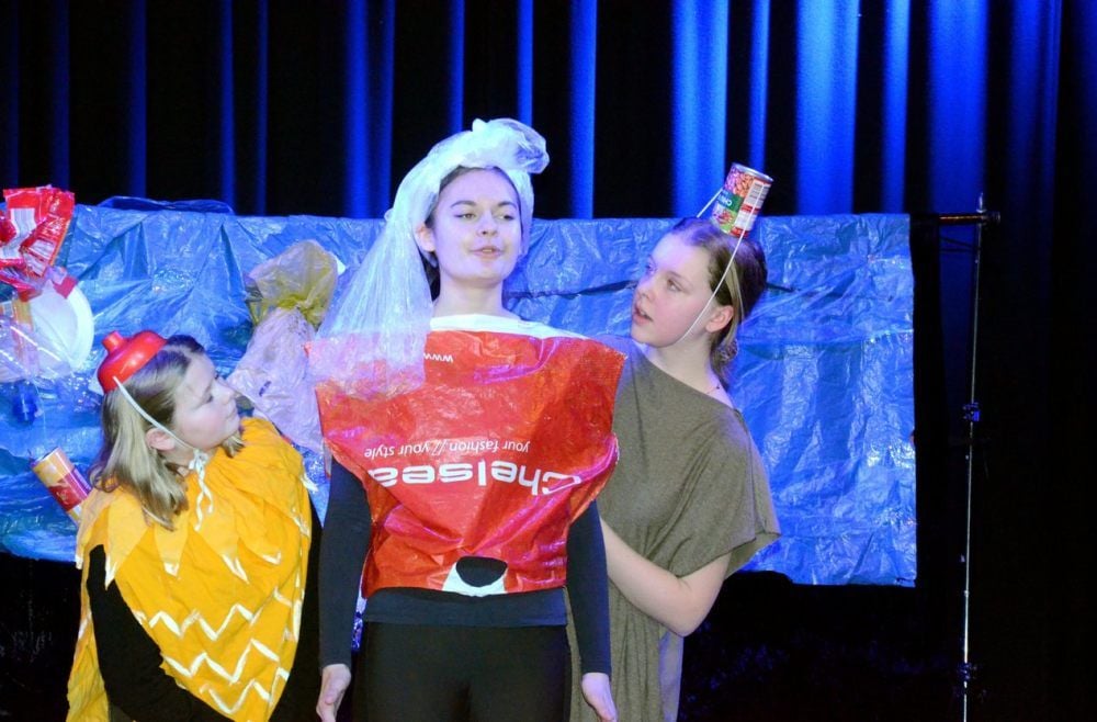 Die jungen Darsteller der Gruppe „Theaterflöhe“ aus Neubrandenburg haben im Studio das Stück „Wo ost das Meerparadies“ aufgeführt.