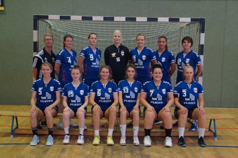 Die Oberliga-Frauen des HC Burgenland vor dem Start in die neue Saison - hinten, v.l.: Co-Trainer Danny Nas, Melanie Steinbach, Christin Kollin, Maria Pfüller, Jasmin Heinz, Michelle Paluszkiewicz, Sarah Schaaf; vorn, v.l.: Spielertrainerin Jessica Stiskall, Lea Schönefeld, Carolin Held, Celine Knorr, Lena John, Johanna Stein. Es fehlen Co-Trainerin Theresa Gering, Nele Voß und Torhüterin Marie Schuhknecht.