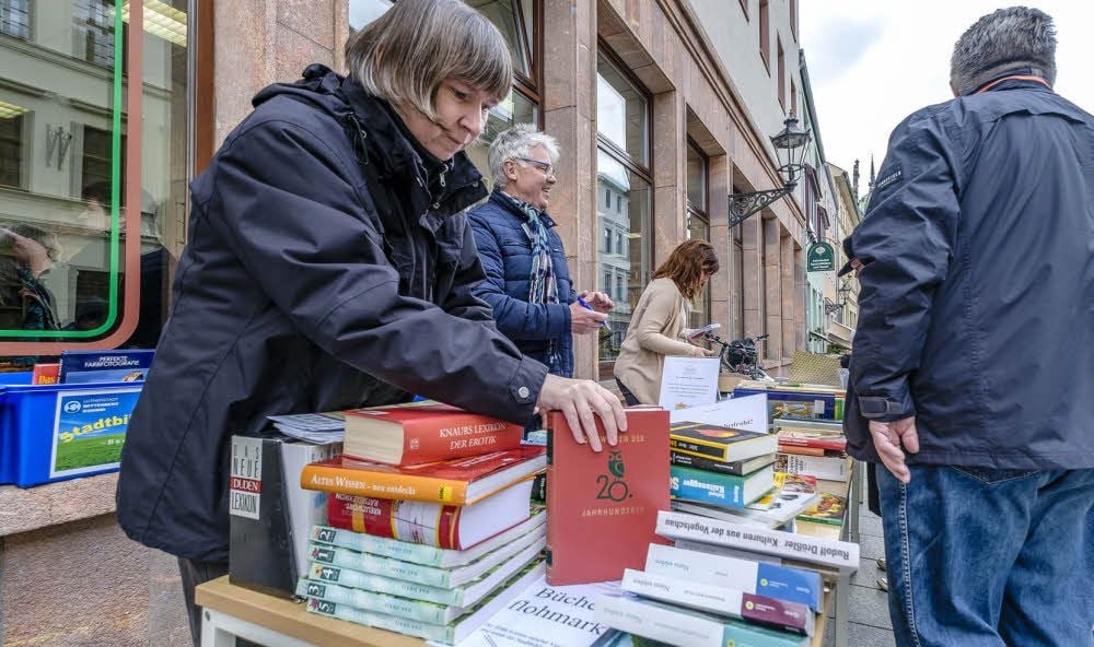 Wie 2017 kann man zum Welttag des Buches vor der Stadtbibliothek auch diesmal wieder nach preiswerten Büchern stöbern.