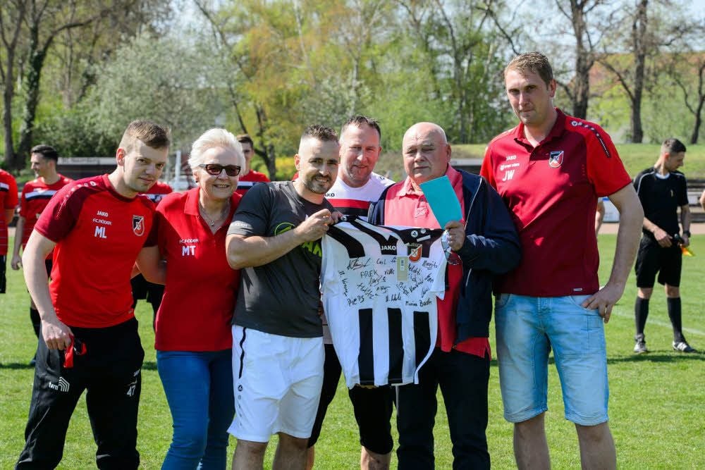 Gerd Niemann (2.v.r.) - hier mit Mannschaftsleiter Marcel Lehner (v.l.), Physiotherapeutin Marion Tomisch, Coach Matthias Krause, Co-Trainer Jörg Hanisch und Ex-Präsident Jan Walter - erhielt nachträglich zu seinem 68. Geburtstag ein Trikot mit der Nummer 68 und allen Unterschriften der Landesliga-Spieler des SCN. Niemann ist Ehrenmitglied und gute Seele des Clubs, kümmert sich um Trainingsplatz und Sportlerheim und reist zu den Auswärtsspielen mit.