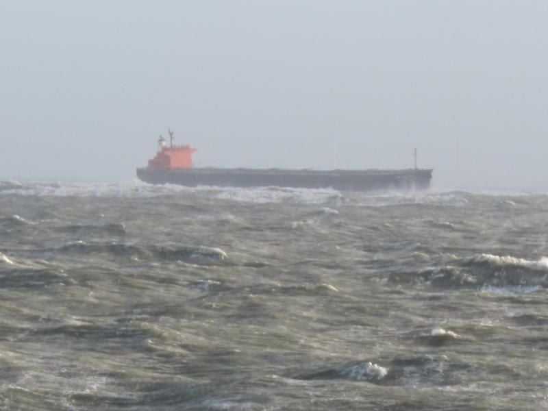 Die „Glory Amsterdam” hat gut 1800 Tonnen Schweröl und 140 Tonnen Marinediesel als Betriebsstoffe an Bord. Foto: Havariekommando