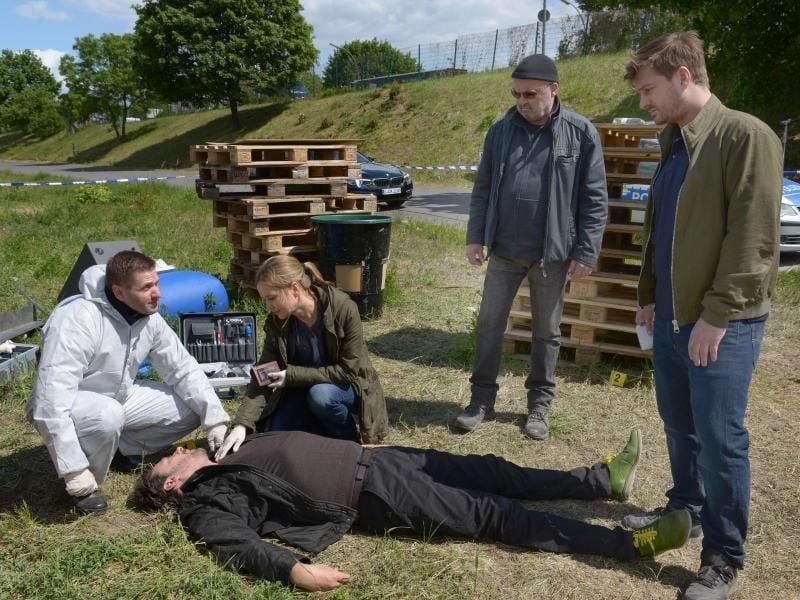 Prof. Thalhammer (Matthias Deutelmoser) ist tot. Das starke Team nimmt die Ermittlungen auf. Foto: Katrin Knoke/ZDF/dpa