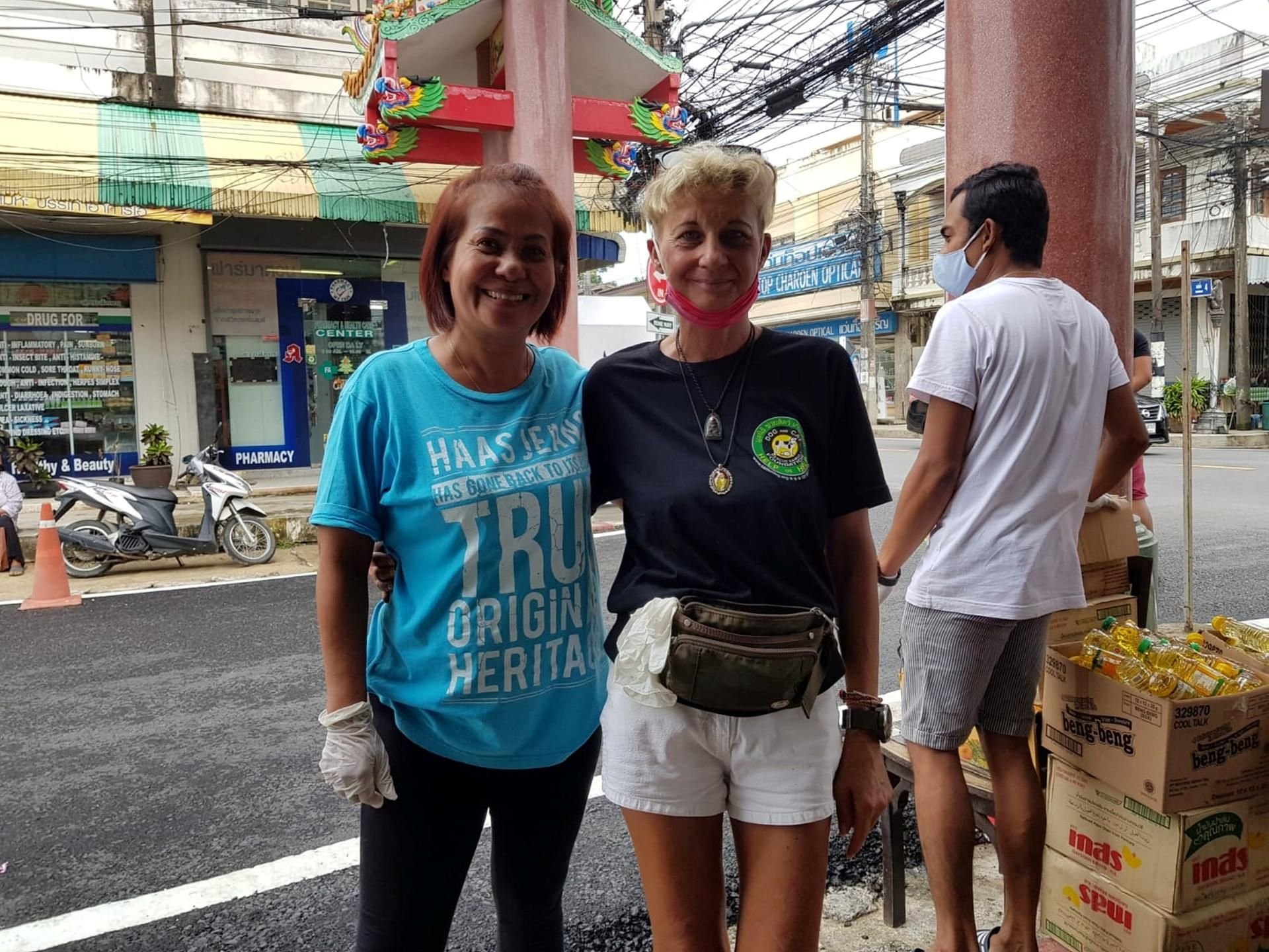 Bei der Verteilung in der Stadt Mae Nam wurden Birgit Thiel (rechts) und ihr Team auch von Thailänderinnen wie Siripron Aedbun (links) unterstützt.