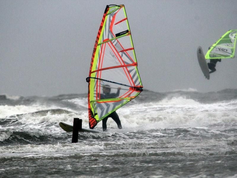Windsurfer fahren während eines Sturms auf der Nordsee. Foto: Wolfgang Runge/Archivbild