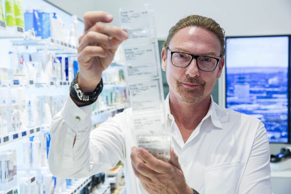 Der Kölner Apotheker Erik Tenberken (56) zeigt eine der individuell abgepackten – und damit mehr als 16-mal günstigeren – Tabletten zum Schutz vor Aids.