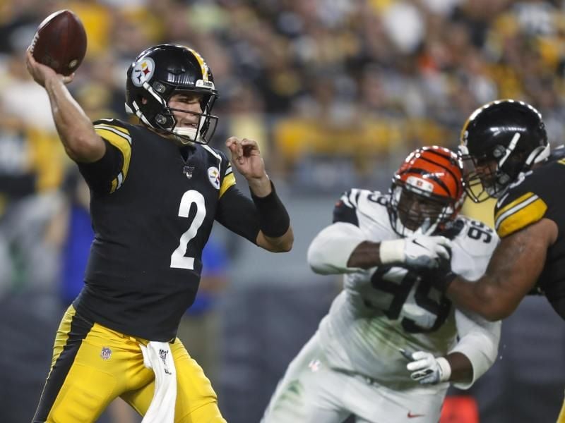 Mason Rudolph (l) ist der Quarterback der Pittsburgh Steelers. Foto: Tom Puskar/FR60050 AP/dpa