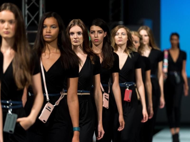 Längst haben Designer das Smartphone als Accessoire entdeckt. Mike Galeli demonstrierte etwa im vergangenem Jahr, wie gut sich das Gerät am Körper tragen lässt. Foto: Monika Skolimowska
