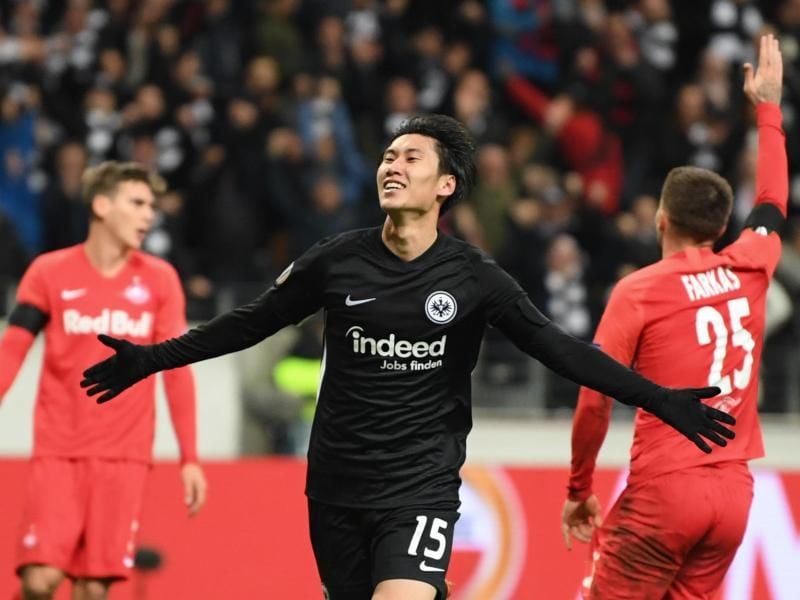 Frankfurts Daichi Kamada (M.) jubelt nach seinem Tor zum 2:0 im Hinspiel gegen Salzburg. Foto: Arne Dedert/dpa/Archivbild