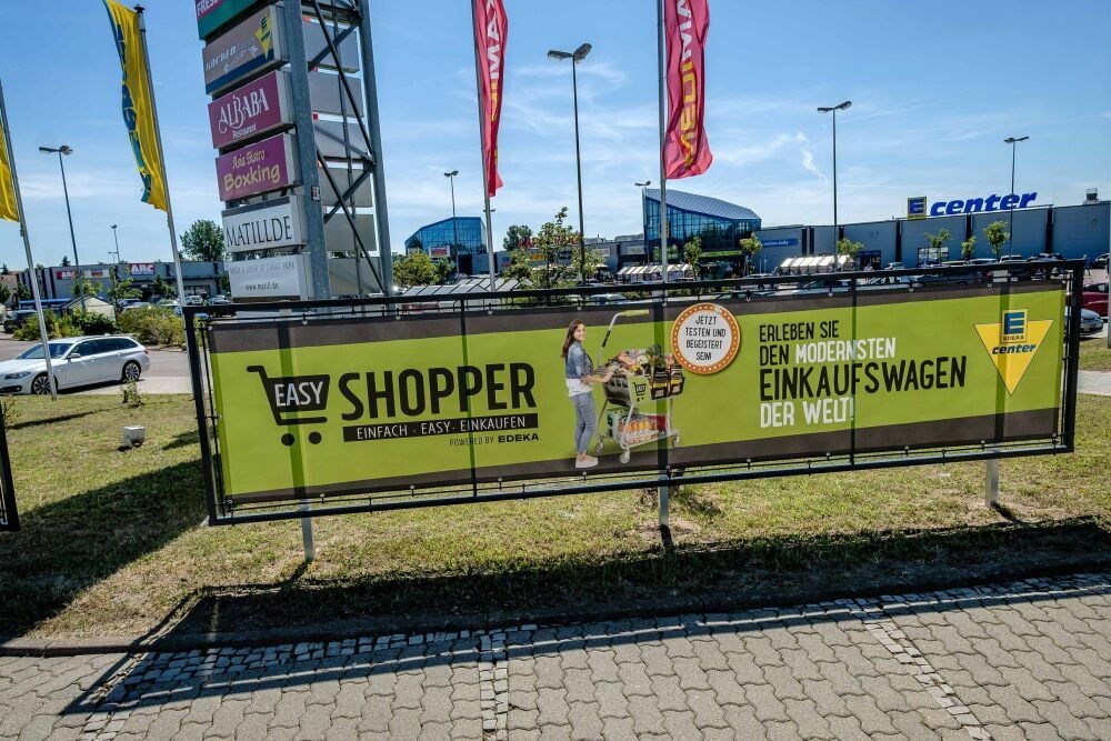 Für den neuen Einkaufswagen wird schon geworben.