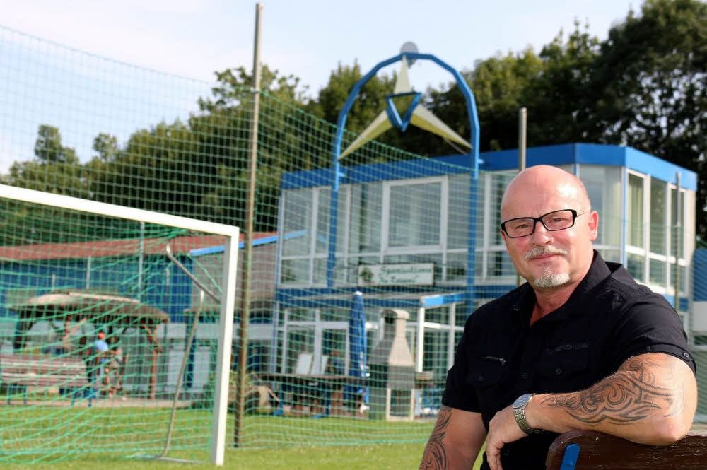 Ein Präsident für den Bundestag: KSV-Chef und Freier-Wähler-Kandidat Steffen Reisbach auf dem Sportplatz am Köthener Ratswall.
