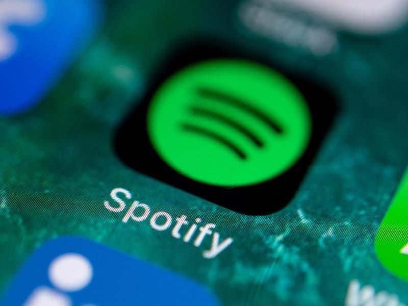 Spotify ist Marktführer beim Musikstreaming und bietet auch Podcasts zu vielen Themen an. Foto: Fabian Sommer/dpa
