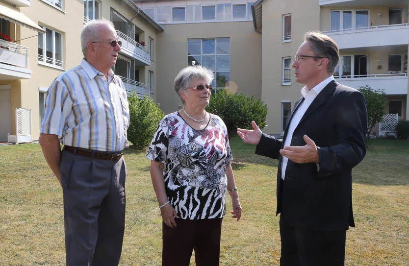 Thomas Gilow (rechts) im Gespräch mit Margot und Horst Ruske.