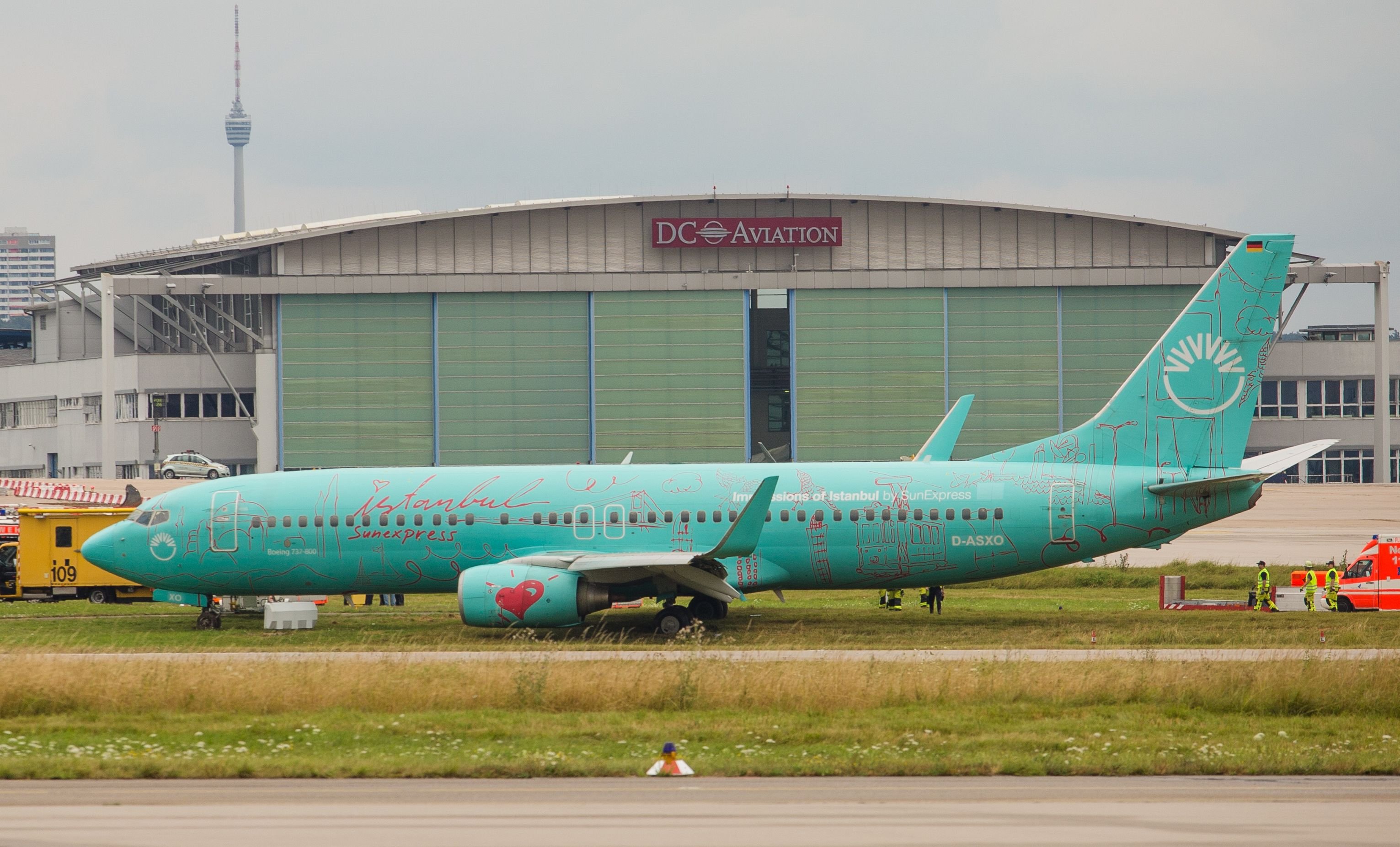 Flugzeug auf Abwegen: Eine Maschine ist auf der Grünfläche neben der Landebahn zum Stehen gekommen.