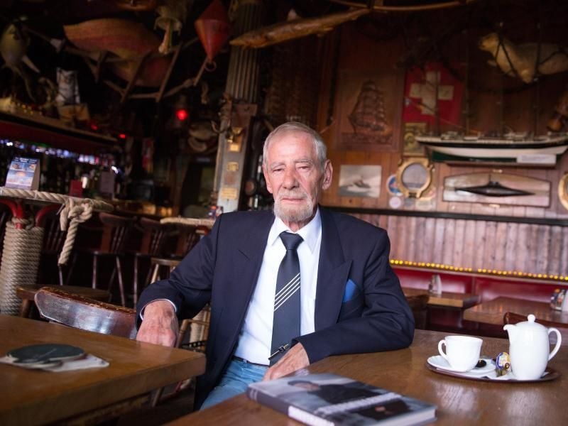 Der ehemalige Kapitän Jürgen Schwandt in der Haifischbar im Hafen von Hamburg . Er zieht sich aus gesundheitlichen Gründen zurück. Foto: Christian Charisius (Archiv)