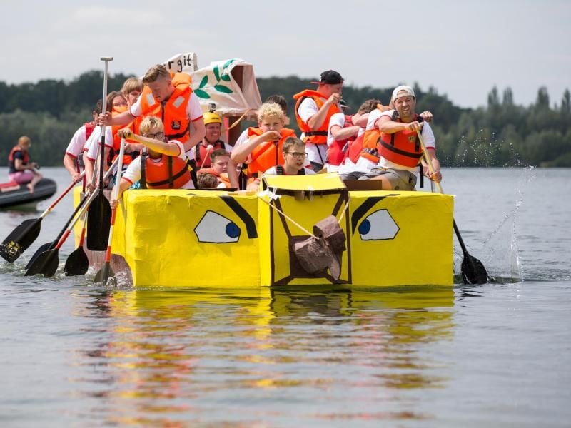 Schüler paddeln in ihrem Papierboot auf dem Lippesee. Foto: Friso Gentsch