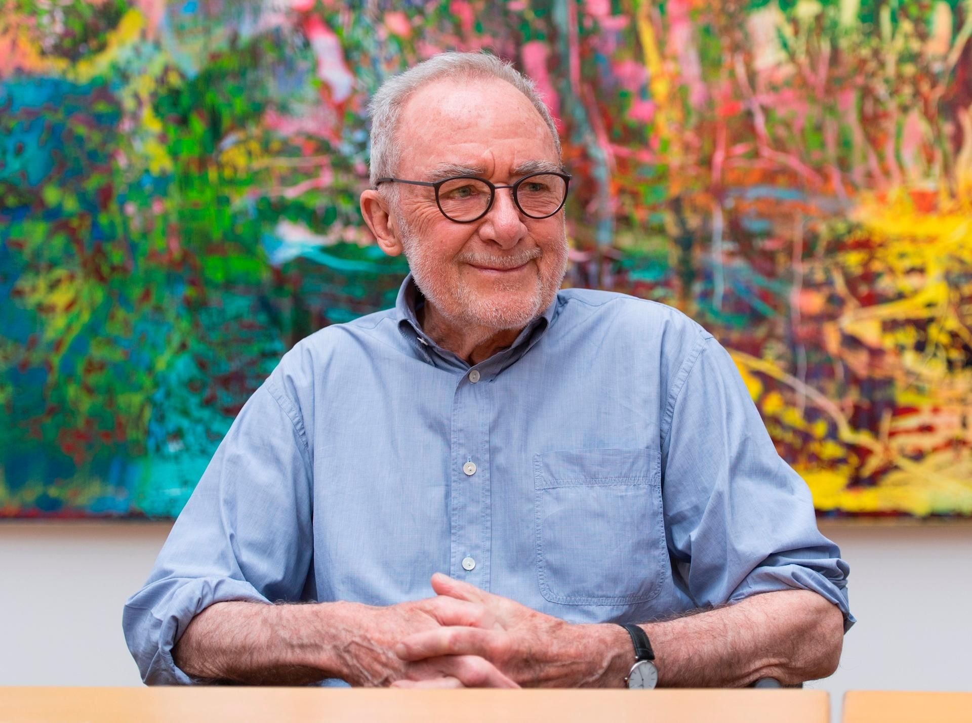Gerhard Richter vor einem seiner Werke