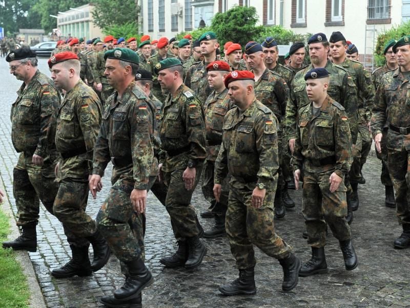 Eine Kompanie von Reservisten marschiert in der Scharnhorst-Kaserne. Foto: Ingo Wagner/Illustration