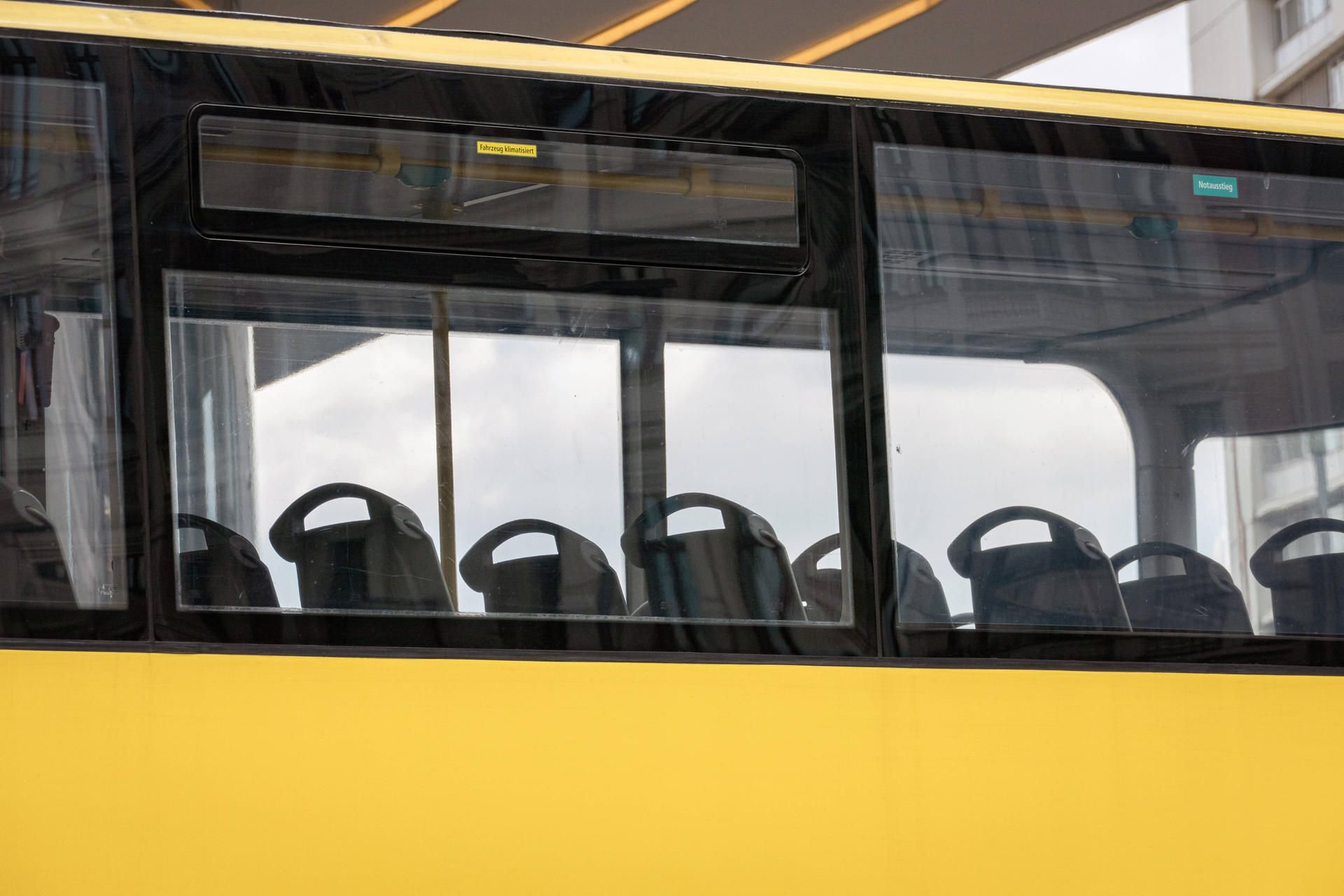 In Berlin ist ein 81-Jähriger nach einem Sturz im Bus gestorben. (Symbolbild)
