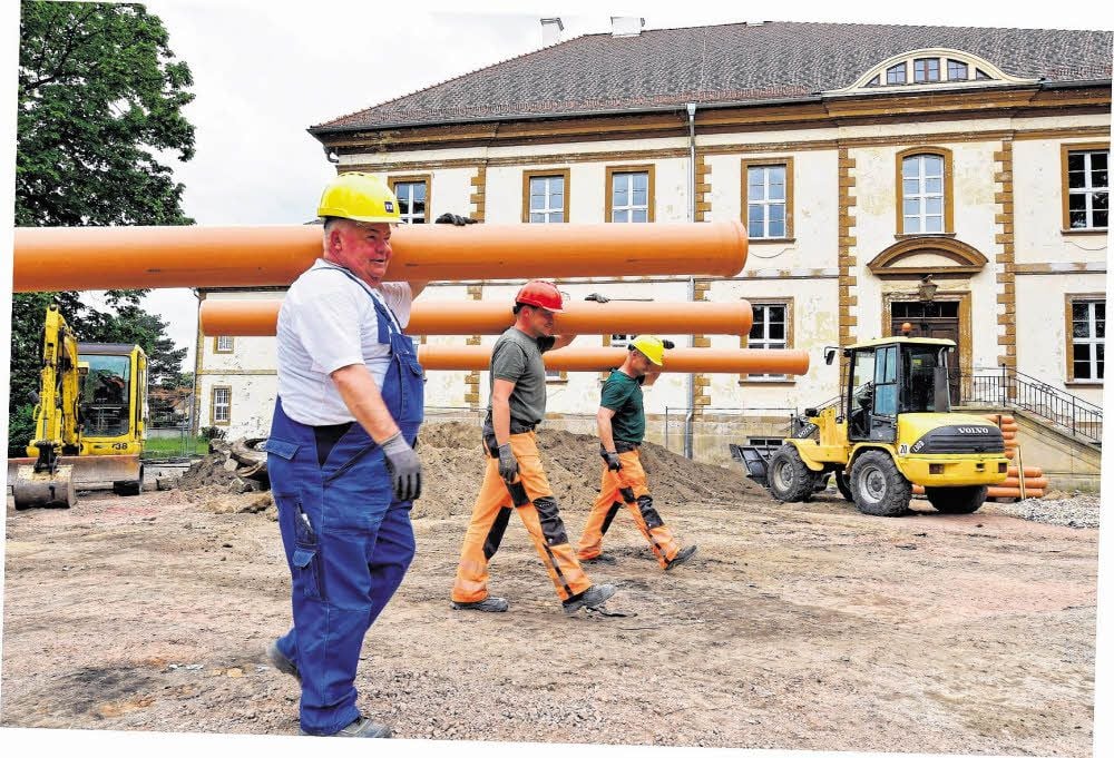 Bauarbeiter der Firma Umwelttechnik und Wasserbau haben das Zepter im Schloss übernommen.