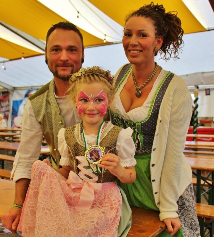 Familie Günzel im Trachtenfieber: Tochter Jayla-Lotta wurde zum schönsten Madel auf dem Kinder-Oktoberfest gewählt.