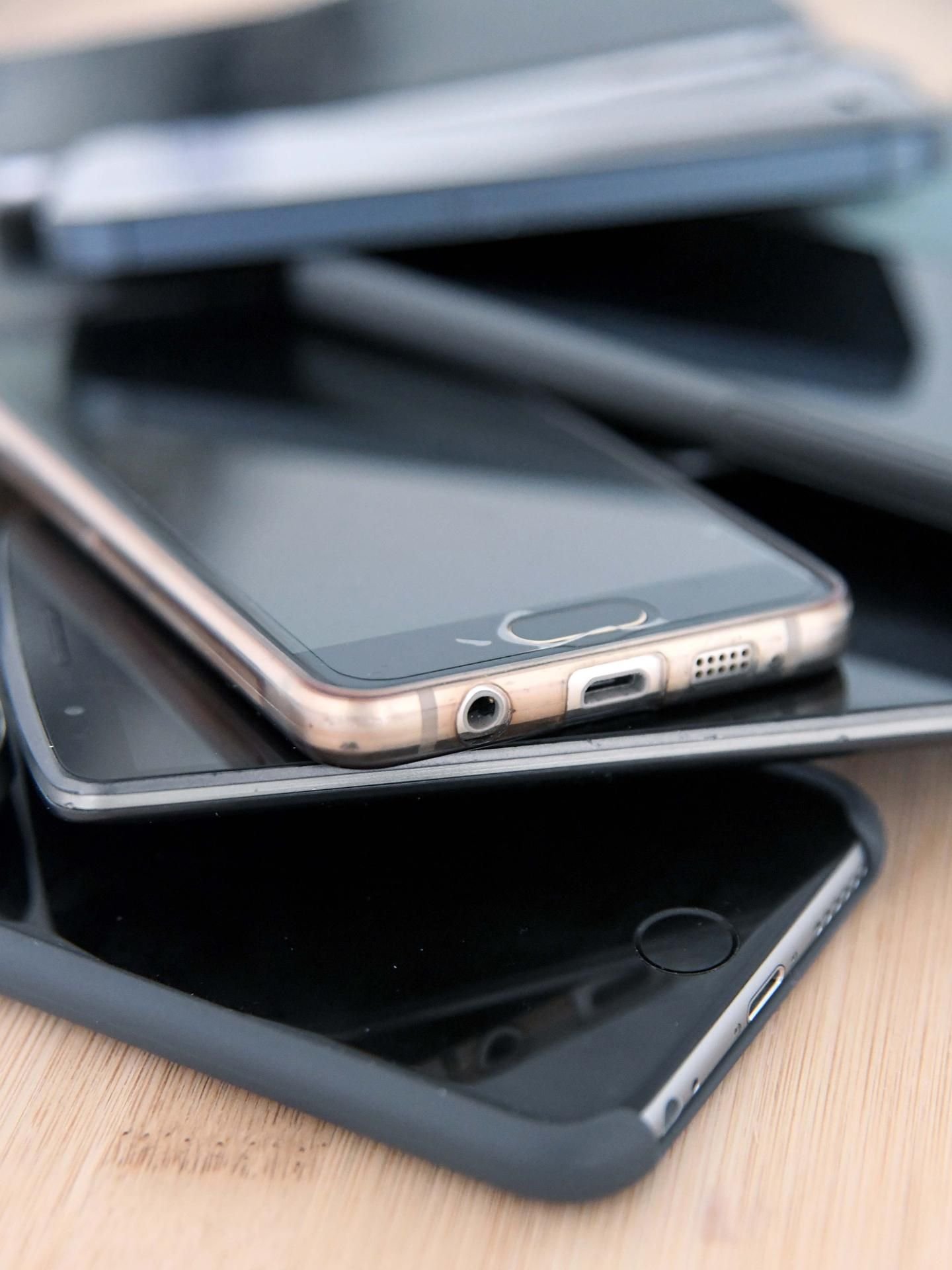 Viele Deutsche haben noch ein altes Handy in der Schublade – selbst defekte Geräte können noch verkauft oder gespendet werden.