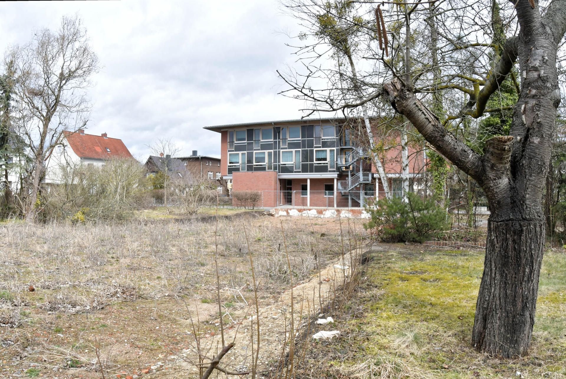Dort, wo einst zwei Pfarrhäuser standen, soll ein Erweiterungsbau für das Pflegeheim entstehen.