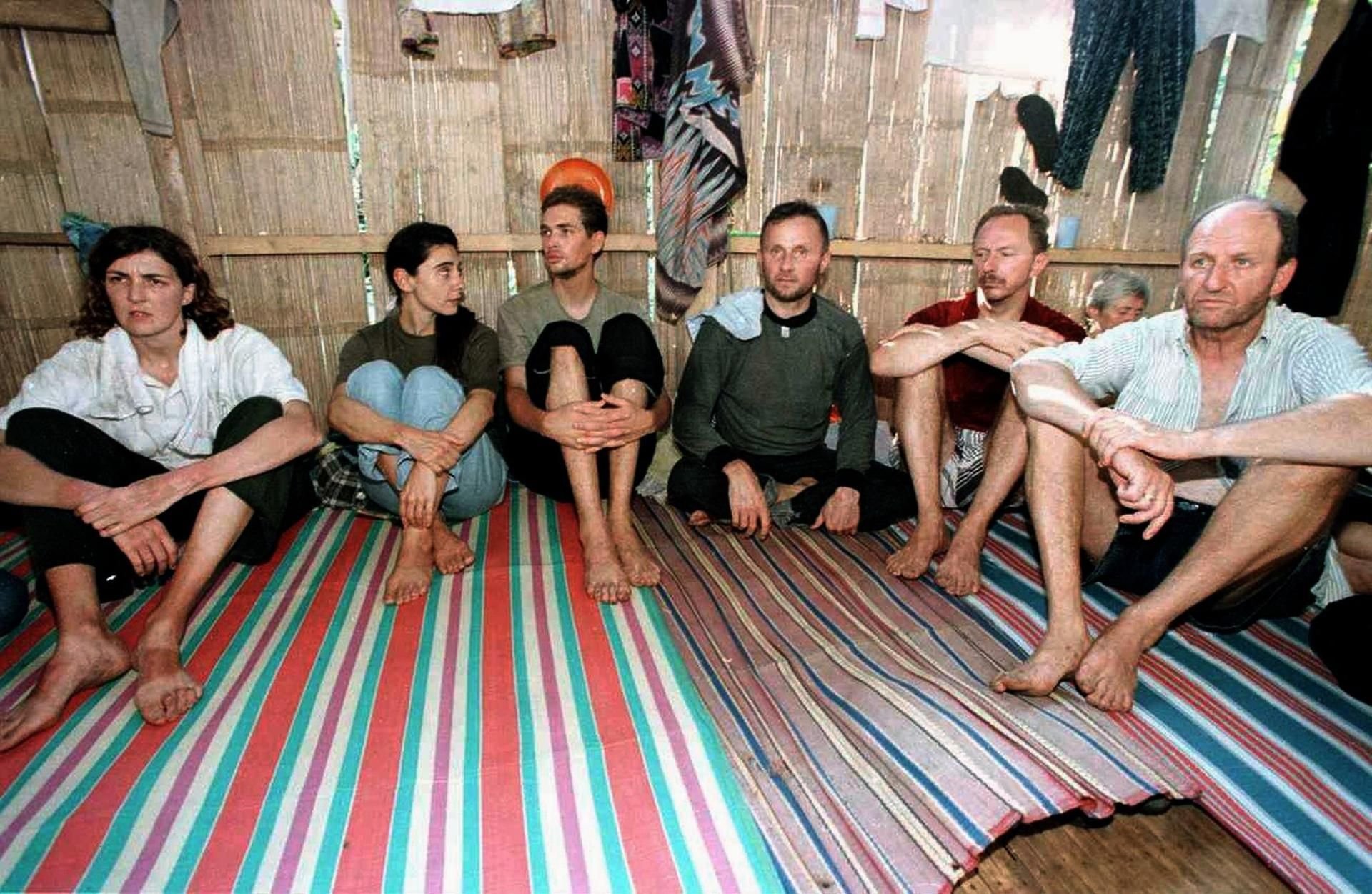 Die von der Terrorgruppe Abu Sayyaf entführten Geiseln um Marc Wallert (3. von links)