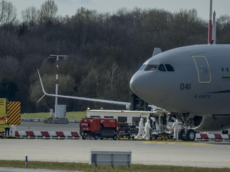 Ein Airbus A330 der französischen Luftwaffe auf dem Hamburger Helmut-Schmidt-Flughafen. Foto: Axel Heimken/dpa