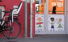  Sachsen, Leipzig: Ein Fahrrad mit Kindersitz steht am Eingang einer Kindertagesstätte. 