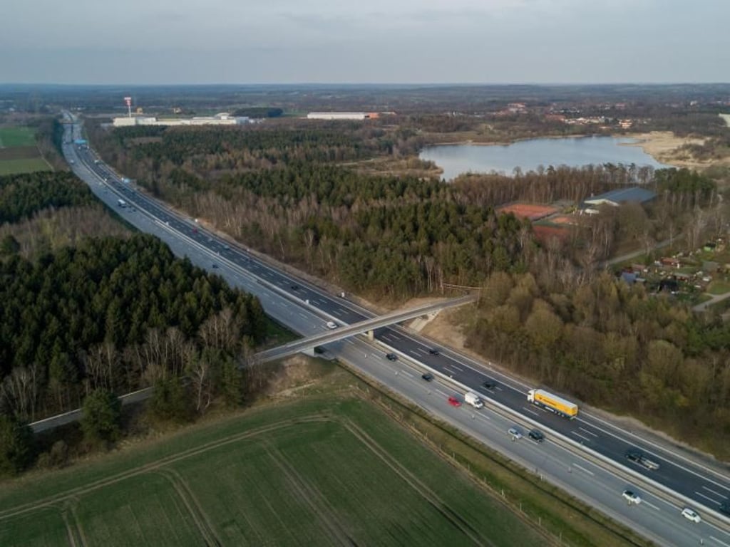 Fahrzeuge fahren auf einem fertiggestellten Teilabschnitt der Autobahn A7. Foto: Axel Heimken/Archiv