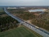Fahrzeuge fahren auf einem fertiggestellten Teilabschnitt der Autobahn A7. Foto: Axel Heimken/Archiv