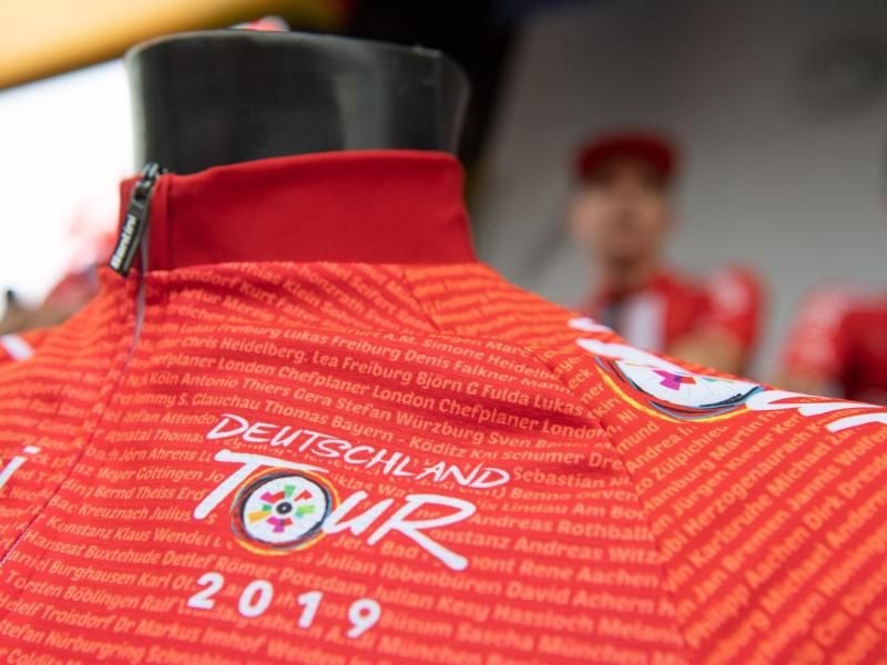 Der Sieger auf der ersten Etappe der Deutschland Tour darf sich das Rote Trikot des Spitzenreiters überziehen. Foto: Bernd Thissen
